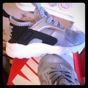 Nike Huarache Ultra TD size 6 c gray white & black